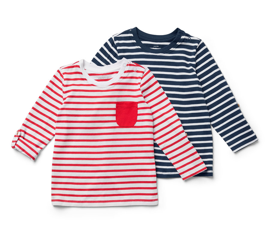 Deux t-shirts à manches longues pour enfant, un rouge et blanc rayé avec poche, l'autre bleu et blanc rayé.