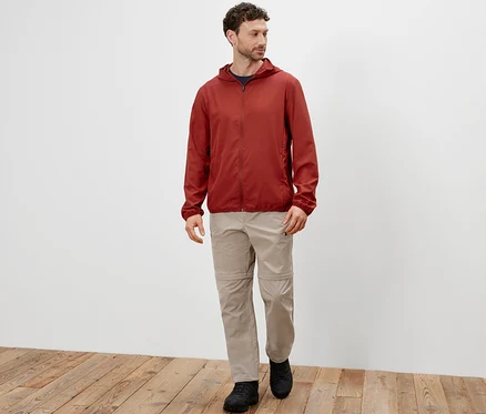 Un homme marche et porte une veste fonctionnelle Packpare.