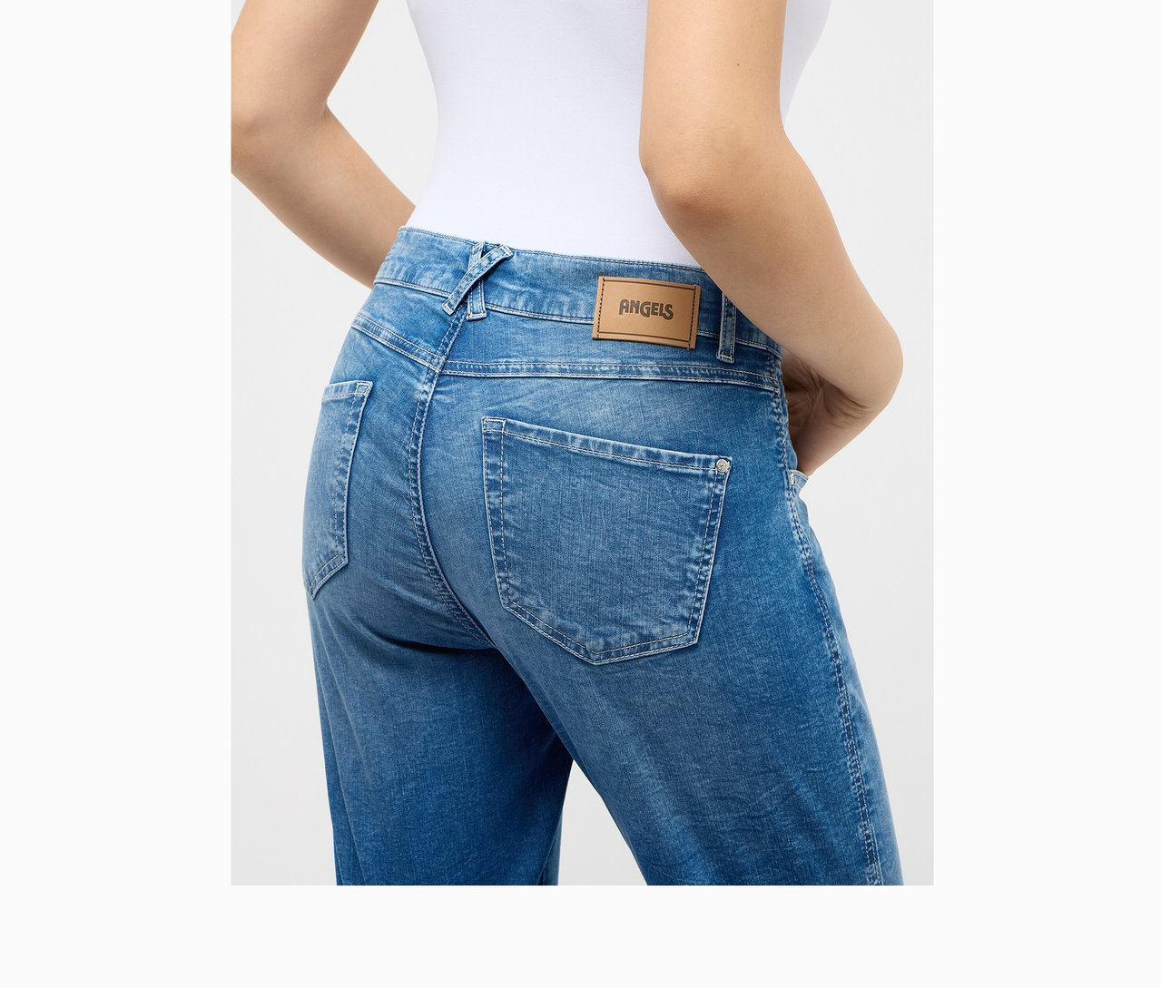 Vue arrière d'une femme portant un jean Angels « Darleen » coupe cintrée 7/8 bleu clair.