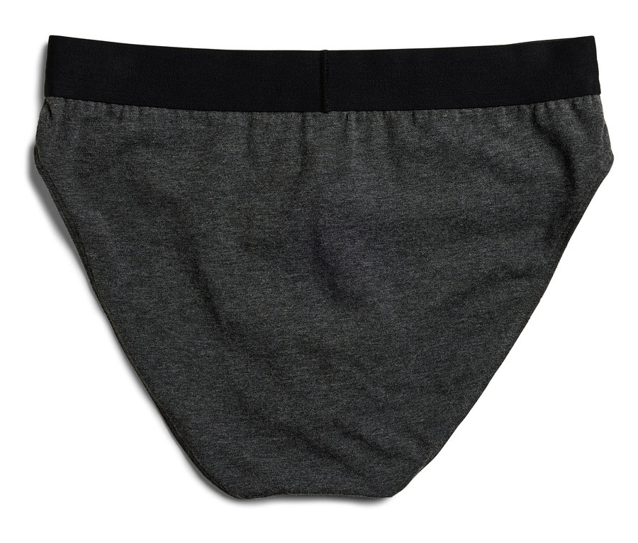 Gros plan d'une culotte grise pour femme avec une ceinture noire sur un fond blanc.
