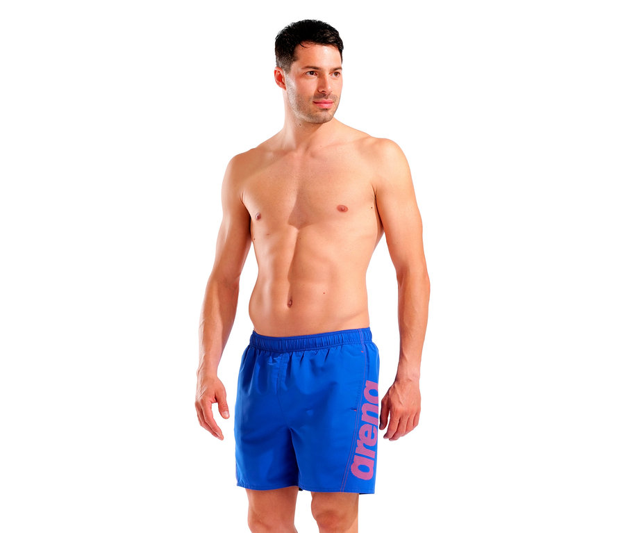 Homme torse nu portant un short de bain bleu de la marque Arena.