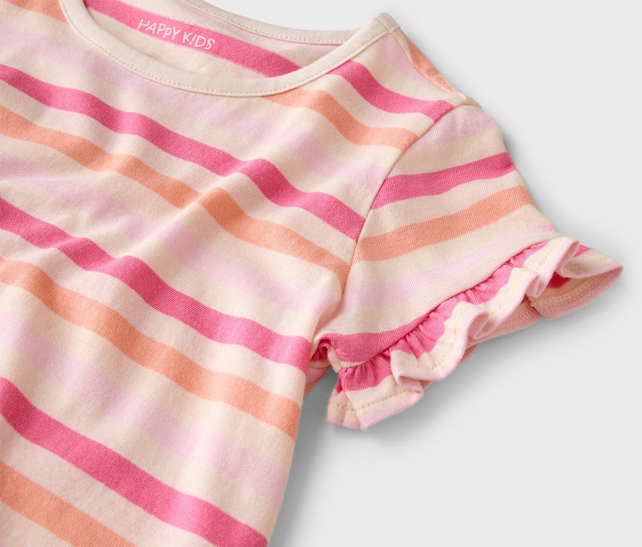 Gros plan d'un T-shirt rayé Happy Kids rose, orange et beige avec des manches à volants sur fond blanc.