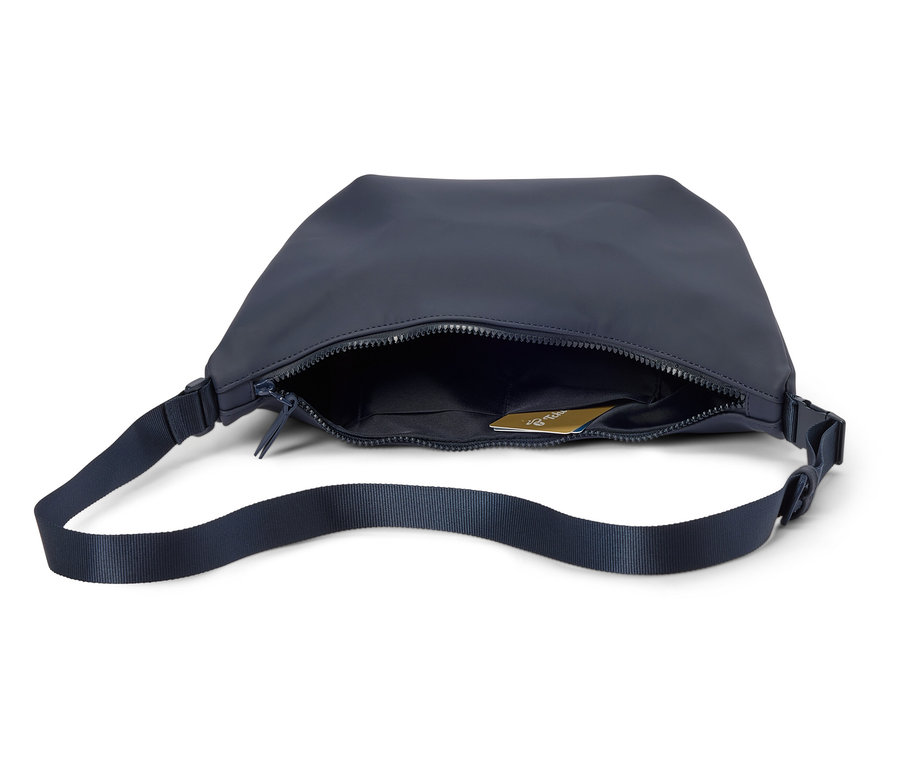 Sac banane bleu marine ouvert avec fermeture éclair et sangle, une carte dorée est visible à l'intérieur.
