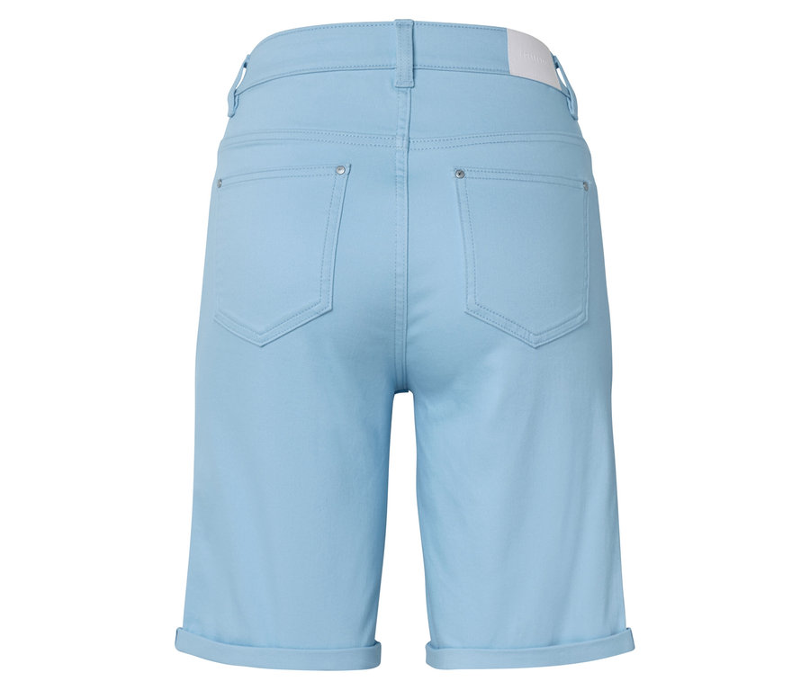 Vue arrière d'un short bleu clair avec un ourlet retroussé.