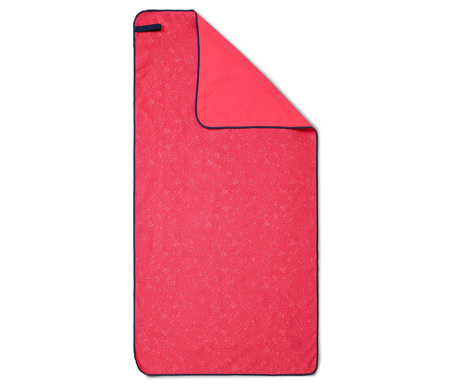 Serviette rouge rectangulaire avec bordure bleu marine, partiellement pliée, sur fond blanc.