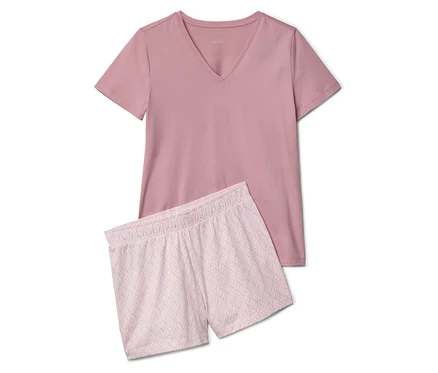 Ensemble pyjama shorty rose comprenant un t-shirt à col en V et un short à motifs.