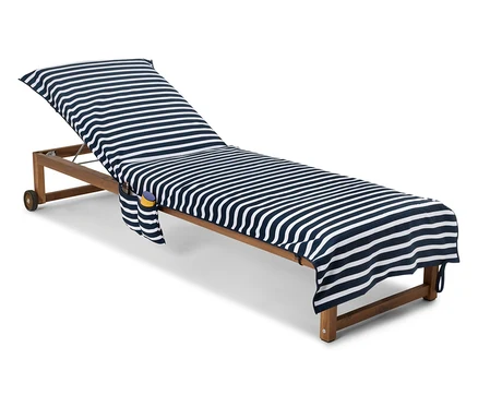 Housse de chaise longue rayée sur une chaise longue en bois à roulettes.
