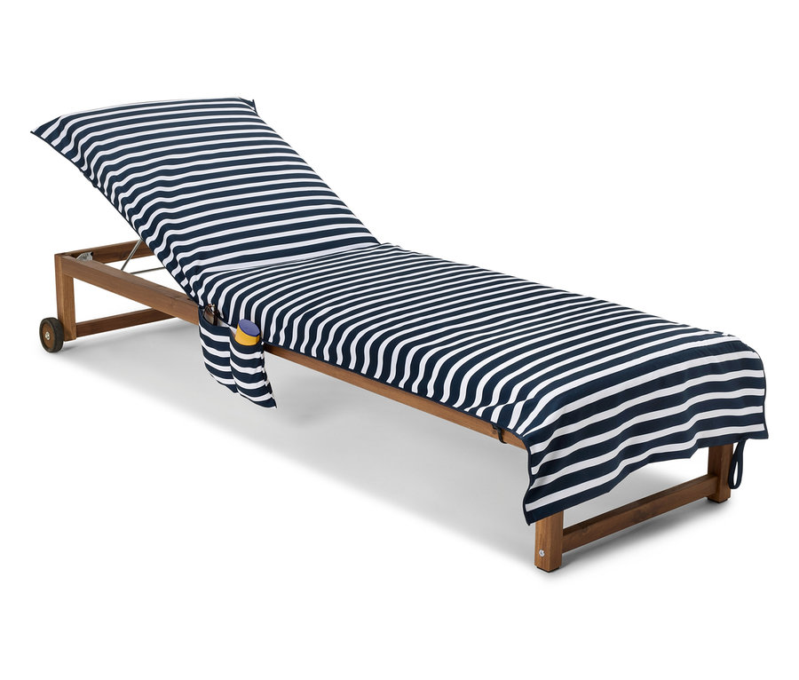 Housse de chaise longue rayée sur une chaise longue en bois à roulettes.