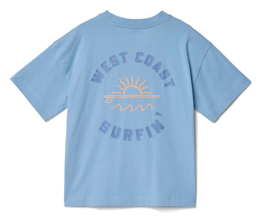 Haut de pyjama enfant bleu clair à manches courtes avec un motif orange "WEST COAST SURFIN'" représentant un soleil, une planche de surf et des vagues.