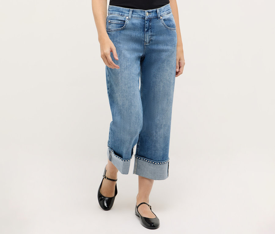 Une femme porte un jean bleu Angels Denim « Linn Cool » et des chaussures Mary Jane noires.