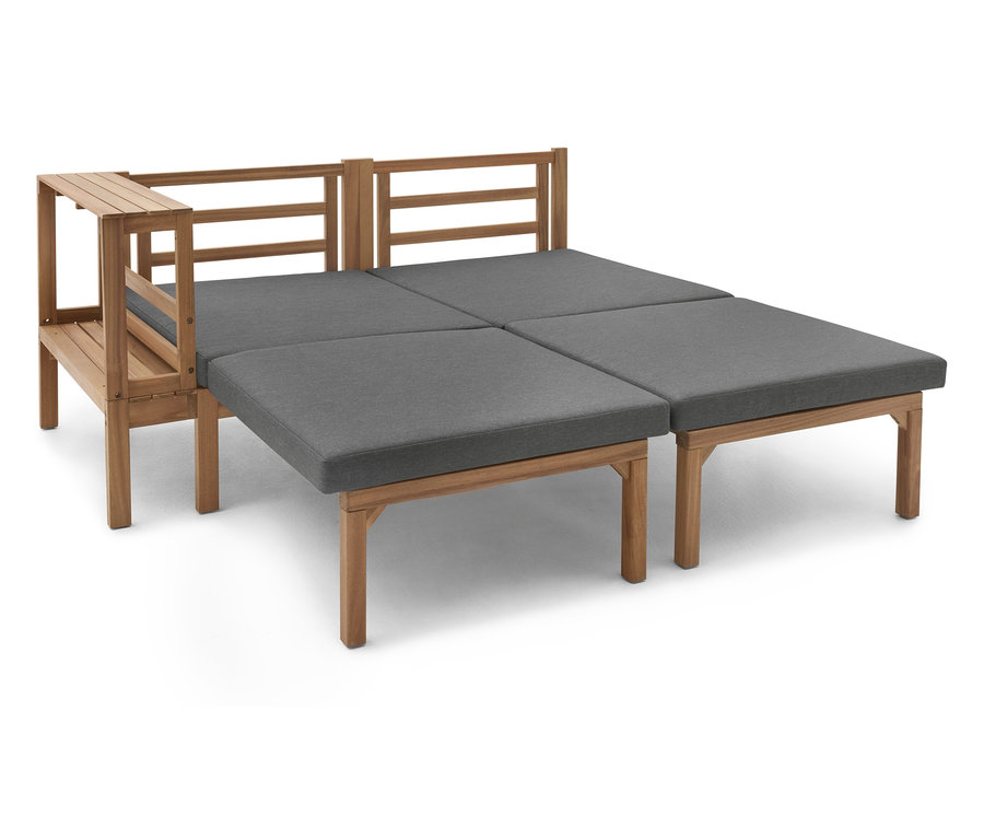Quatre coussins d'assise gris sur un cadre en bois marron clair.