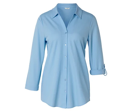 Chemise bleu clair à manches longues, boutonnée sur le devant avec un col.