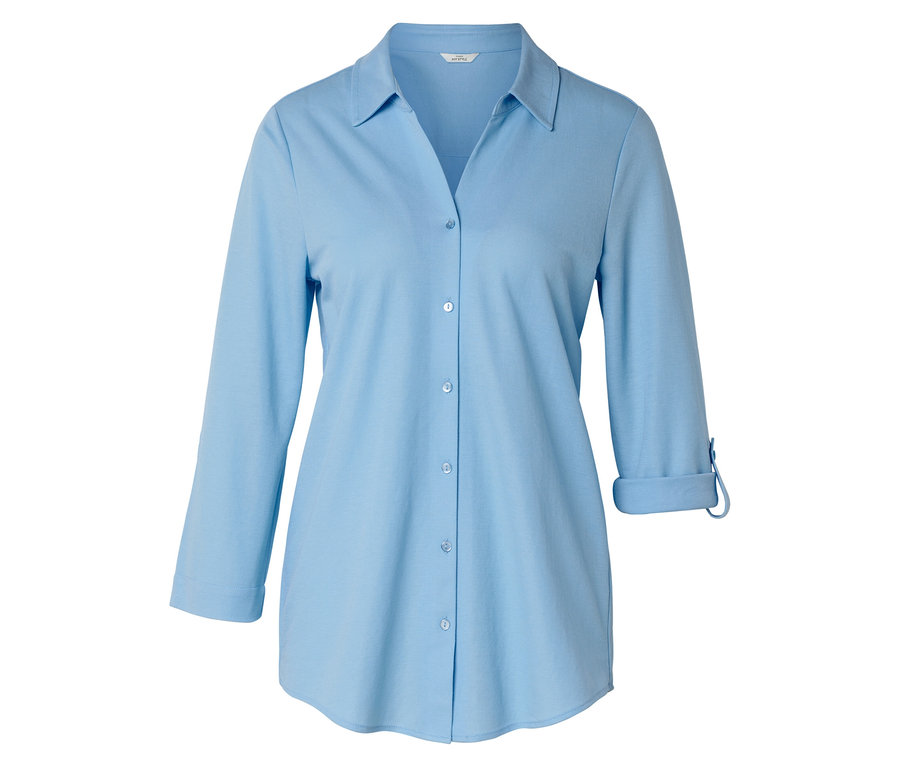 Chemise bleu clair à manches longues, boutonnée sur le devant avec un col.