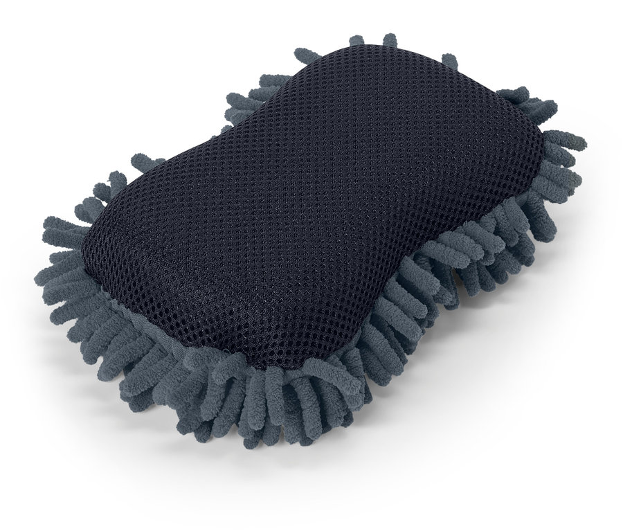 Une éponge grise à franges en microfibre bleue repose sur un fond blanc.