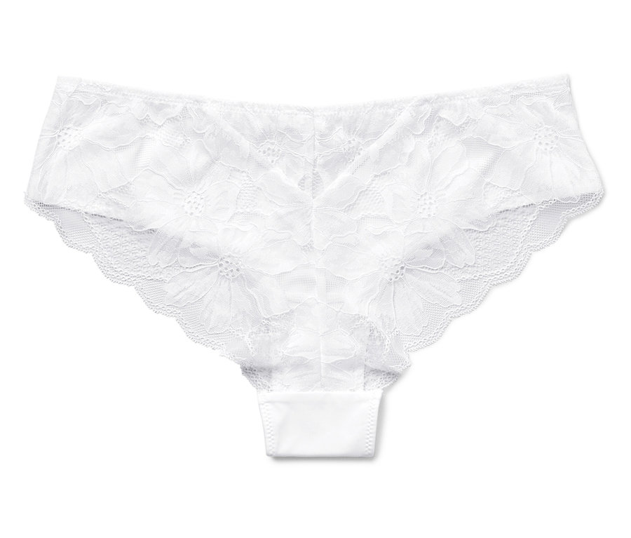 Un slip en dentelle blanche à motif floral est posé sur un fond blanc.
