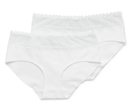 Deux culottes blanches pour femmes avec des garnitures en dentelle superposées.