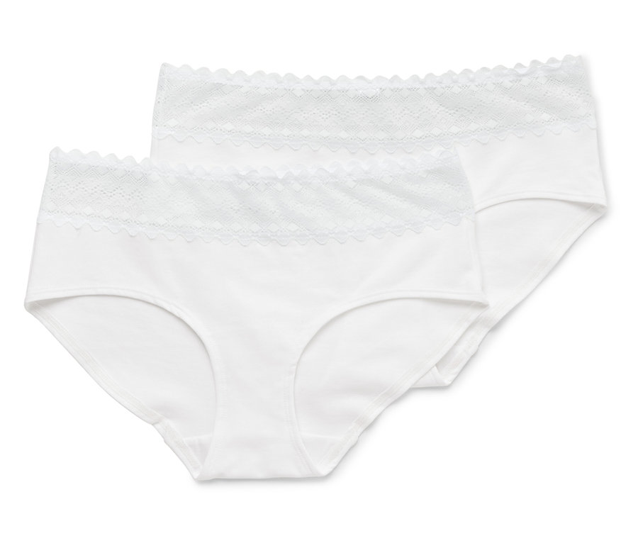 Deux culottes blanches pour femmes avec des garnitures en dentelle superposées.