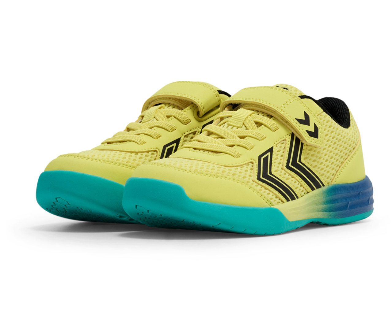 Les chaussures jaunes Multiplay Flex VC JR hummel® avec fermeture velcro et semelle turquoise sont côte à côte.