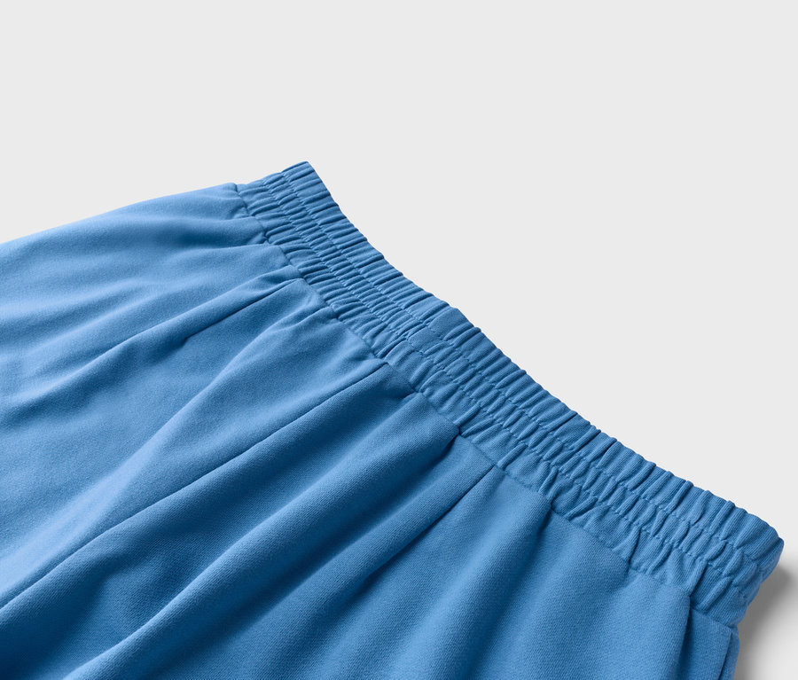 Gros plan d'un short bleu clair avec une ceinture élastique.