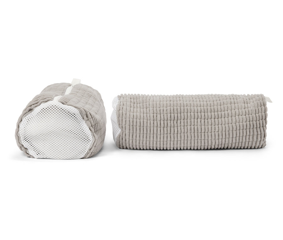 Deux sacs à linge cylindriques gris, un couché et un debout, avec des inserts en filet blanc.