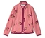 Veste en polaire rose zippée avec motif cerises. La veste a une bordure rouge foncé et deux poches.