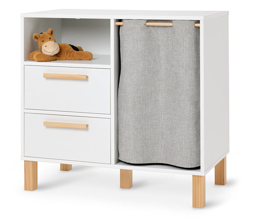 Étagère blanche avec deux tiroirs, une étagère avec une peluche et un panier à linge gris.