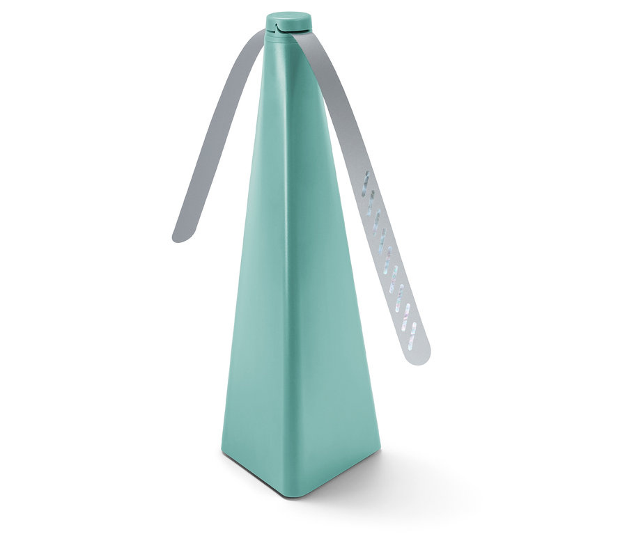 Un répulsif à mouches vert menthe en forme de pyramide avec des pales argentées se dresse sur un fond blanc.