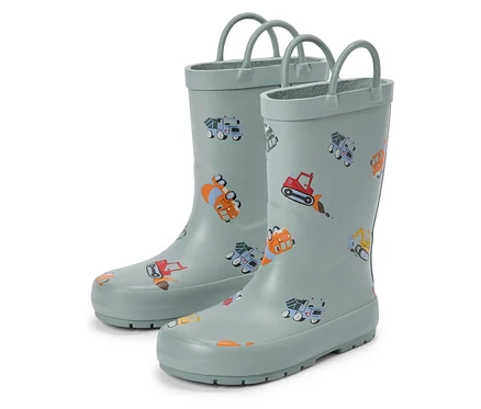 Deux bottes en caoutchouc grises avec des motifs colorés de véhicules de construction se tiennent côte à côte.