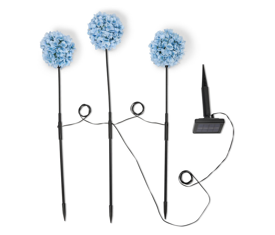 Trois lampes solaires hortensias bleues avec tige noire et panneau solaire sur fond blanc.