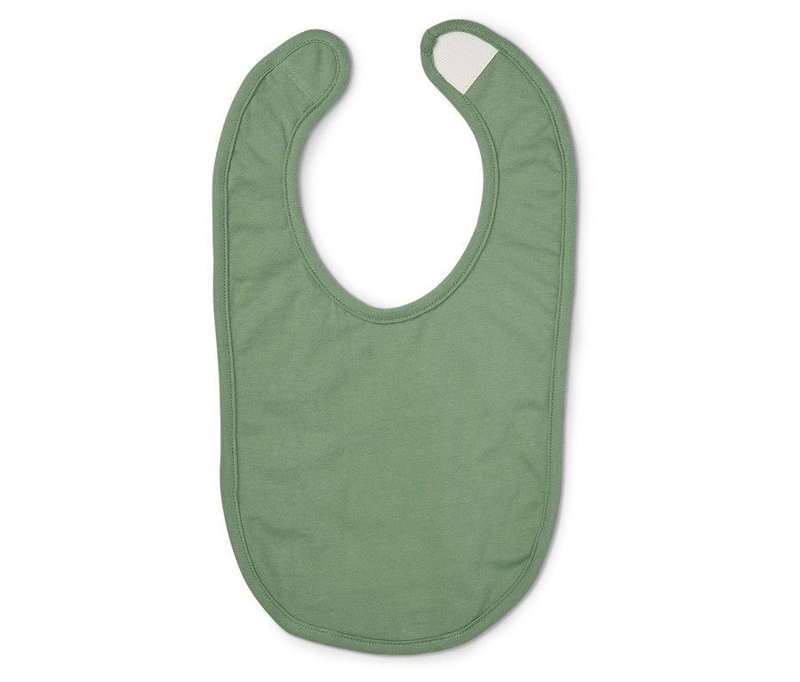 Un seul bavoir vert pour bébé est posé sur un fond blanc.