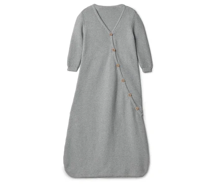 Gigoteuse grise tricotée pour bébé avec des boutons sur fond blanc.