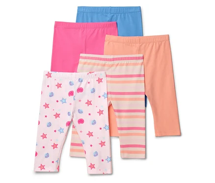 Cinq leggings sont posés les uns sur les autres, dont une paire à motifs d'étoiles de mer et de coquillages, une paire rayée et trois paires unies : bleue, rose et orange.