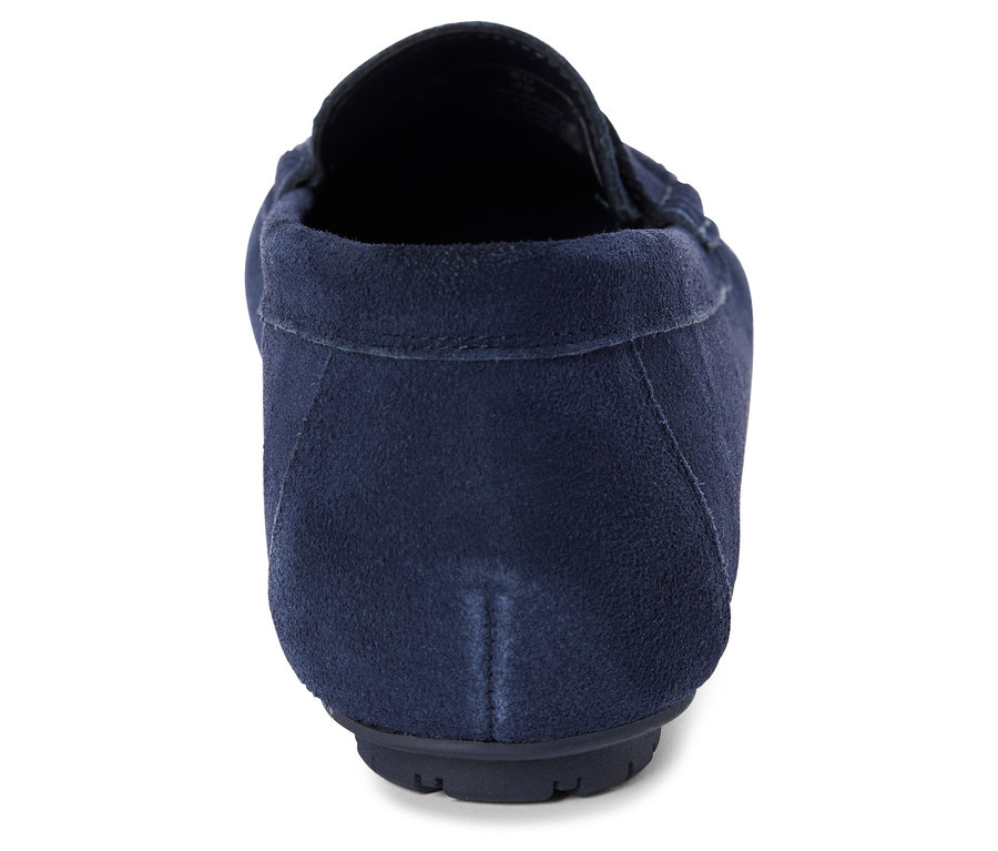 Vue arrière d'un seul mocassin en daim bleu marine.