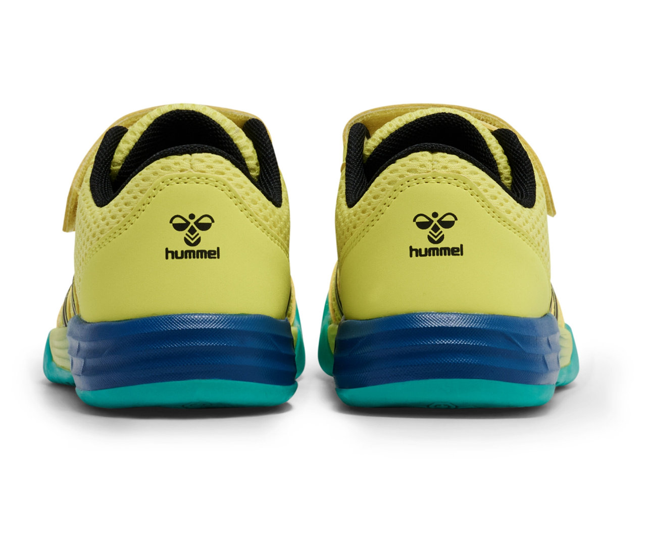 Vue arrière des chaussures jaunes Multiplay Flex VC JR hummel® avec semelles turquoise.