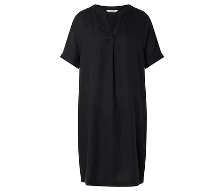 On voit une robe noire à manches courtes et à col en V.