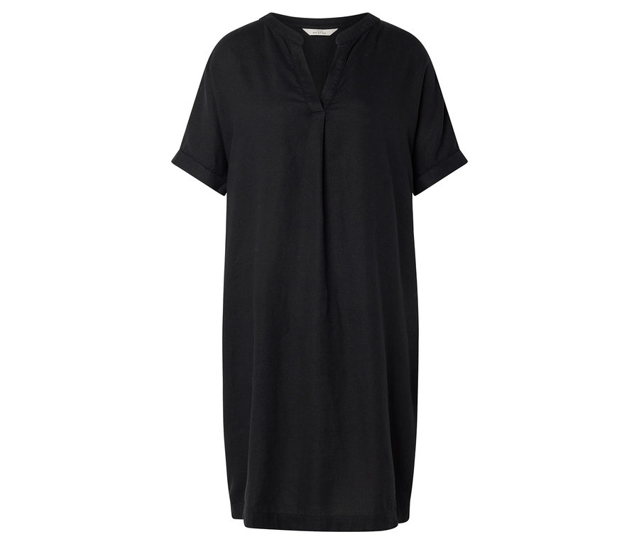 On voit une robe noire à manches courtes et à col en V.