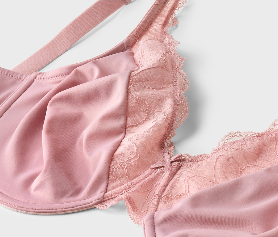 Gros plan d'un soutien-gorge rose avec de la dentelle.