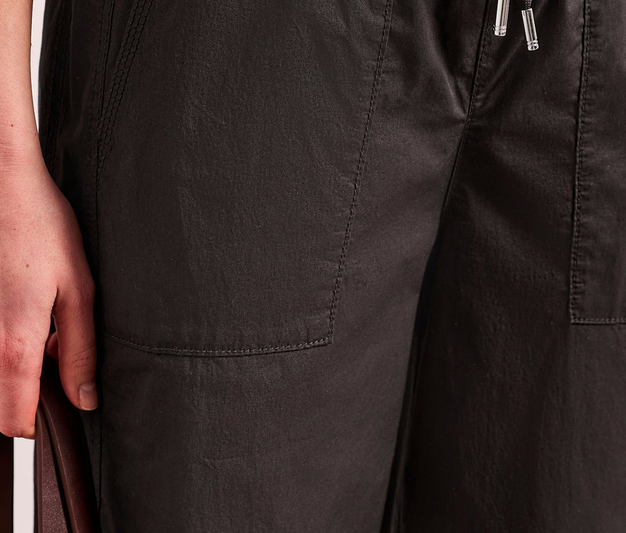 Gros plan sur le pantalon Street One Papertouch avec cordon de serrage et poches.