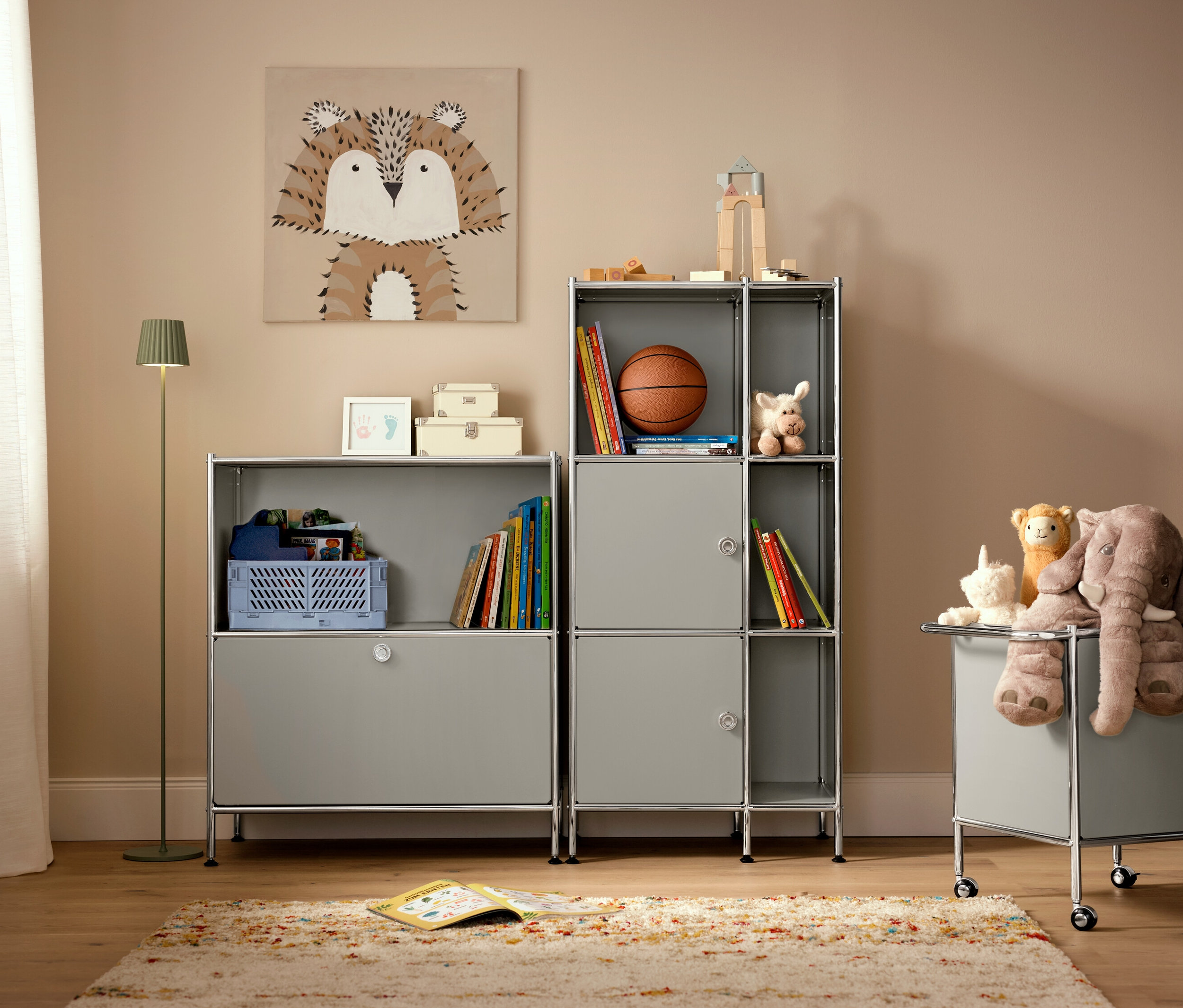 Mobilier dans une chambre d'enfant avec un tapis beige »Himalaya« et un lampadaire d’extérieur à LED rechargeable sauge.