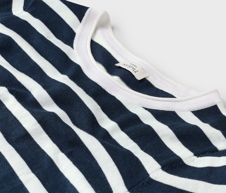 Gros plan d'un t-shirt rayé bleu marine et blanc avec un col blanc.
