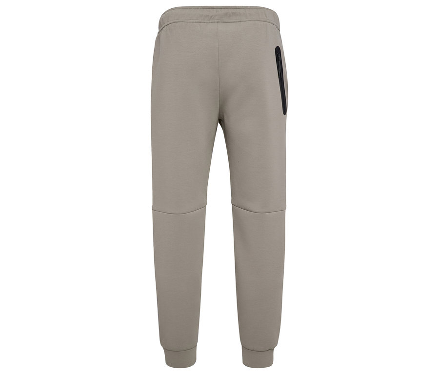 Gros plan sur l'arrière d'un pantalon de jogging HUMMEL gris pour homme avec une poche zippée noire.