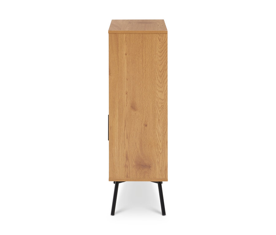 Armoire haute et étroite en bois clair avec grain visible, poignée verticale noire et quatre pieds noirs inclinés, vue de côté.