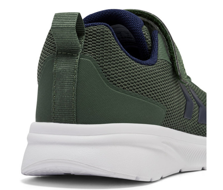 Baskets vertes hummel® « Actus Tr Bearther Jr » avec tige en mesh, semelle blanche, doublure bleue et tirette au talon.