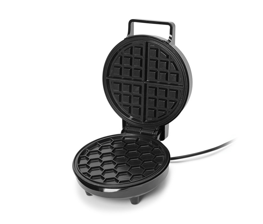 Gaufrier noir ouvert avec un motif carré sur le dessus et un motif hexagonal sur le dessous.