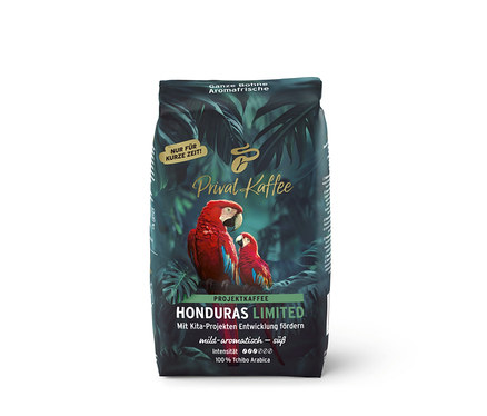 Paquet de café vert foncé Privat Kaffee Limited Edition Honduras avec un motif tropical et deux aras rouges.