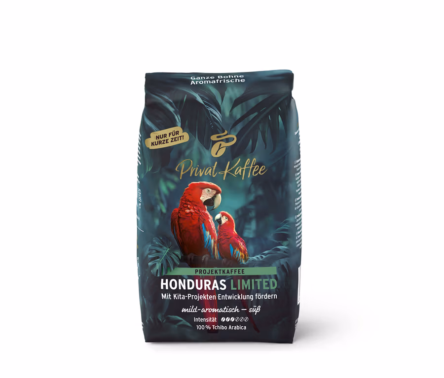 Paquet de café vert foncé Privat Kaffee Limited Edition Honduras avec un motif tropical et deux aras rouges.