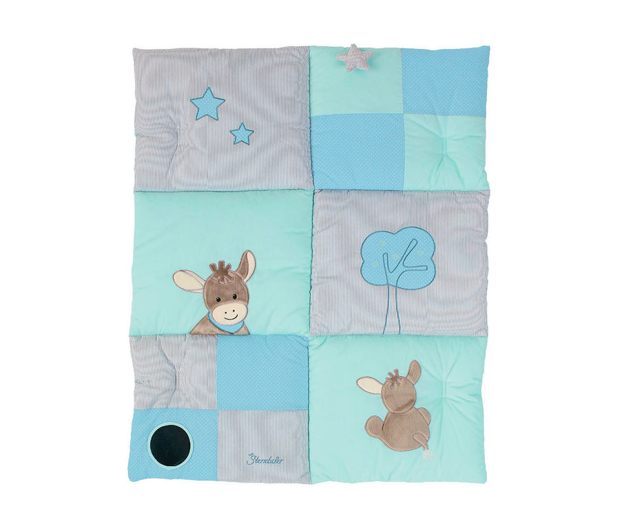 Tapis de jeu carré pour bébé avec un motif patchwork en bleu clair, vert menthe et rayures grises. Il présente des éléments brodés tels qu'une tête d'âne, l'arrière d'un âne, un arbre et des étoiles. Un coin a une petite étoile 3D, et un autre un cercle noir avec un trou. Le logo "Sterntaler" est également visible.
