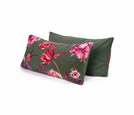 Deux oreillers rectangulaires, le premier vert olive avec un motif floral rose, fuchsia et violet, le second uni vert olive.