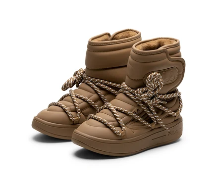 Une paire de bottes FILA Superbubble pour femme beiges, avec un design matelassé, de gros lacets en corde marron et blanc et une doublure douce.