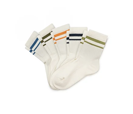 Cinq chaussettes blanches disposées en éventail côte à côte, chacune avec deux rayures colorées sur le bord supérieur : bleu, olive, orange, bleu marine et vert clair.